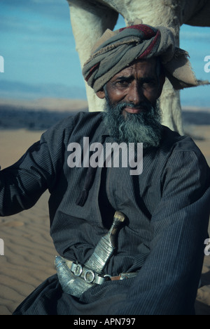 Nomadische Beduinen und Kamel in die Wahiba Wüste in der Nähe von Khali im westlichen Oman Stockfoto