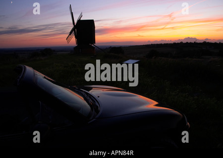 Brill Windmühle bei Sonnenuntergang mit Mazda Auto Stockfoto