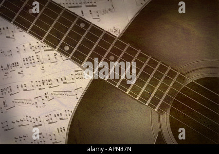 Akustische Gitarre Verlegung über Noten Stockfoto