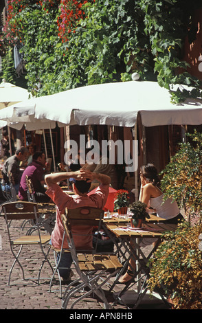 Frankreich. Ein paar entspannte in einem Café in Riquewihr im Weinbau-Bezirk des Elsass. Stockfoto