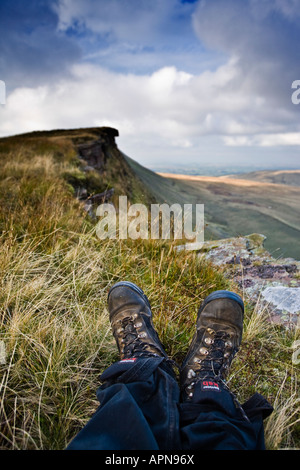Walkers Stiefel Abd Blick auf die Fan Hir Böschung Brecon Beacons National Park Powys Wales Stockfoto