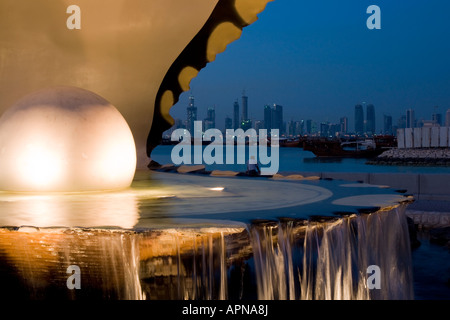 Nahen Osten Katar Doha Bay Waterfront Oyster pearl Skulptur Abend Stockfoto