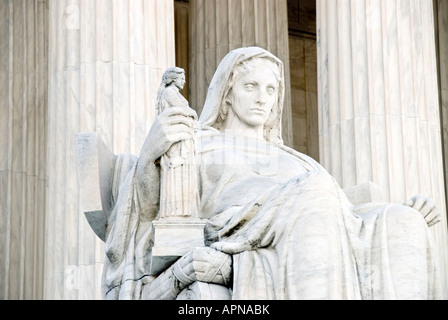 Contemplation of Justice Statue Supreme Court Building Washington DC | WASHINGTON D.C., Vereinigte Staaten – die Contemplation of Justice, eine sitzende Marmorfigur von James Earle Fraser, bewacht den Eingang zum Supreme Court Building. Aus Vermont-Marmor geschnitzt und 1935 installiert, trägt es eine kleine Kapuzenfigur, die die unparteiische Gewichtung des Rechts symbolisiert, wobei sein herabgesetzter Blick eher auf Überlegungen als auf Urteilsvermögen hindeutet. Stockfoto