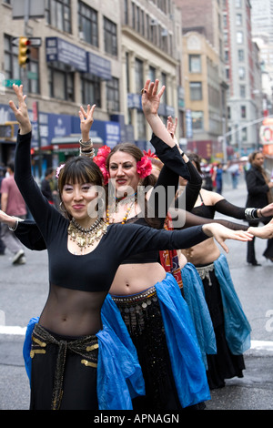 Bauchtänzerinnen am Broadway an der erste New York City Dance Parade 2007 Stockfoto