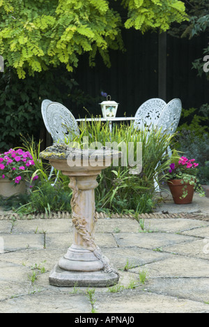 Kleinen Stadtgarten mit Terrasse Vogel Bad und Stühle und Tische UK Stockfoto