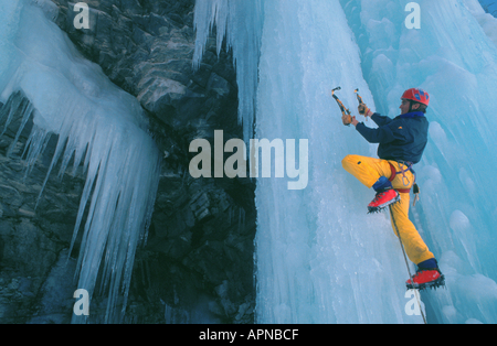 Eiskletterer, Klettern an gefrorenen Wasserfall. Stockfoto