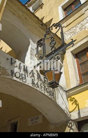 Bratislava, Slowakei. Laterne und Zeichen für Pod Bastou Wein-bar in Bastova Ulica Straße Stockfoto