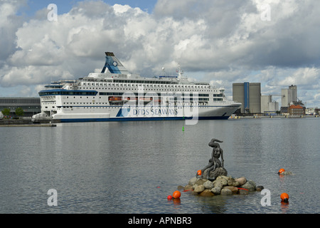 DFDS Autofähre Pearl of Scandinavia festgemacht im freien Hafen Kopenhagen mit einer modernen Version von The Little Mermaid Stockfoto