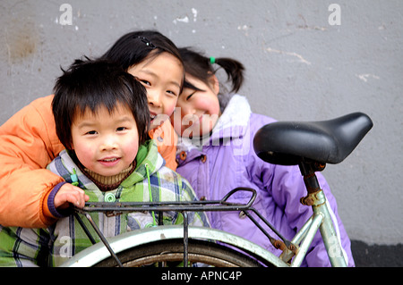 Schöne chinesische Kinder spielen in den Straßen von Nanjing Stockfoto