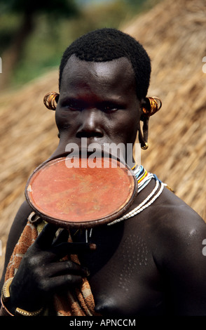 Porträt einer Surma-Frau mit ihrem traditionellen großen Ton-Platte in ihre Unterlippe Stockfoto