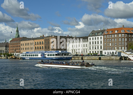 Restaurant Saga Queen vertäut im Hafen von Kopenhagen mit einem Kanal Kreuzfahrt & Hafenrundfahrt Boot vorbei Stockfoto