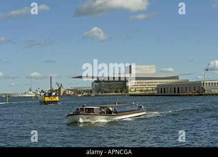 Einen Ausblick über Kopenhagens Hafen gegenüber der Oper mit einem DFDS Seaways Hafen & Kanal-Boot wieder in Nyhavn Stockfoto