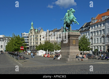 Der imposanten Statue von Erzbischof Absalon stehen am Südende des Højbro Plads Kopenhagen mit Blick auf Schloss Christiansborg Stockfoto