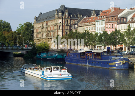 TOURISTENBOOT TOUR AM FLUSS ILL MIT LASTKÄHNEN ENTLANG DER QUAI DES PECHEURS KAI STRAßBURG ELSASS FRANKREICH Stockfoto