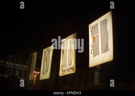 Nacht Ausstellung von Seiten der ersten Bibel durch Gutenberg, Straßburg, Elsass, Frankreich, Europa drucken Stockfoto