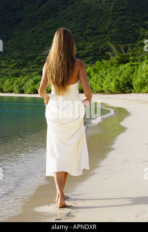 Mitte der erwachsenen Frau in Wedding Dress zu Fuß am Strand, St. John, US Virgin Islands, USA Stockfoto