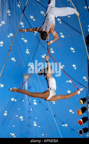 Zirkus-Akrobaten, die Durchführung im Zirkuszelt Stockfoto