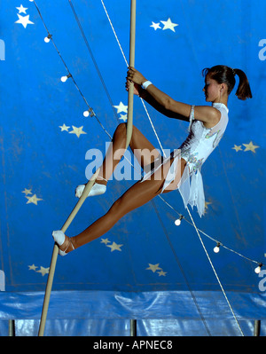 Zirkus-Akrobaten, die Durchführung im Zirkuszelt Stockfoto