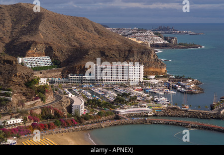 Luftaufnahme von der schönen aber sehr ausgeprägten Bucht von Puerto Rico auf Gran Canaria auf den Kanarischen Inseln Spaniens Stockfoto