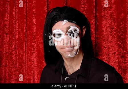 Clown im Circus nach geschlagen mit einem Pudding Kuchen Stockfoto