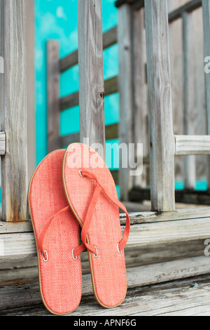 Rosa flip flops Schiefen auf Zaun Stockfoto