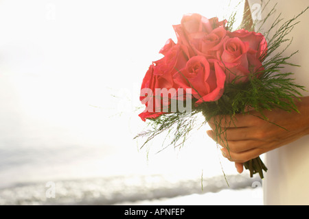 Braut holding Bouquet (Fokus auf Blumen) Stockfoto