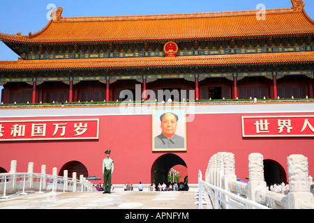 Krieger: Bereitschaftsdienst außerhalb der Kaiserpalast (Verbotene Stadt), Beijing, China. Stockfoto