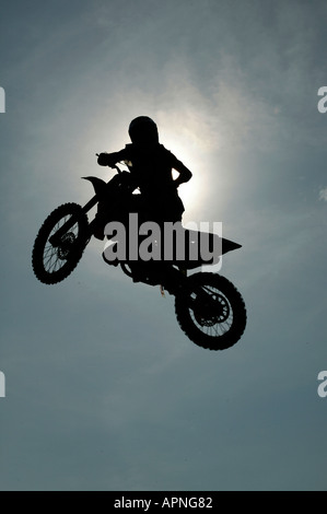 Motocross-Action, hinterleuchtete Mitte Luft Stunt, London Stockfoto