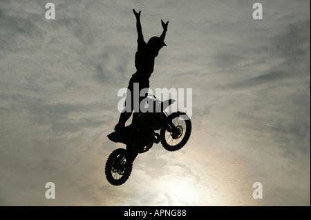 Motocross-Action, hinterleuchtete Mitte Luft Stunt, London Stockfoto