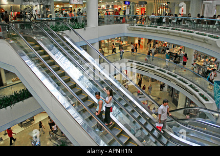 Shopper mit Rolltreppen in einem Einkaufszentrum Kuala Lumpur Malaysia Stockfoto
