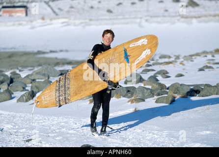 SHAUN WHITE AUF STRAND MIT SURFBRETT IM SCHNEE, NORWEGEN Stockfoto