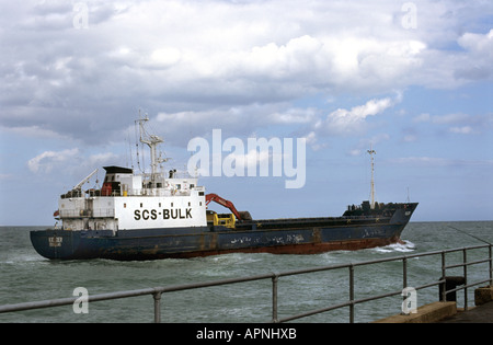 Schiff verlassen Hafen Shoreham Seeweg Sussex UK Britain British Isles Stockfoto