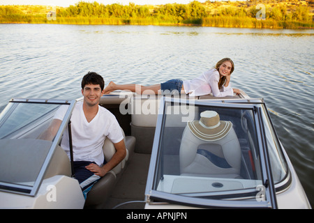 Junges Paar segeln mit dem Motorboot Stockfoto