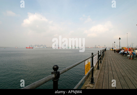 Ha'penny Pier, Harwich, Essex. Felixstowe Hafen im Hintergrund Stockfoto