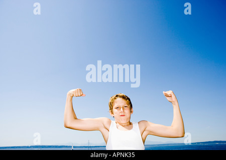 Kleiner Junge seine Muskeln Stockfoto