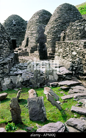 Alte keltische Klostersiedlung an Spitze der Insel von Skellig Michael, County Kerry, Irland. Stein-Hütten und Friedhof überquert. Stockfoto