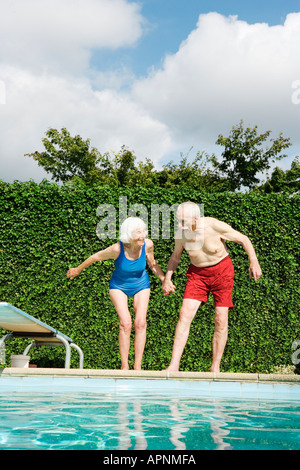 Älteres Paar, Tauchen Sie ein in den Pool wird vorbereitet Stockfoto