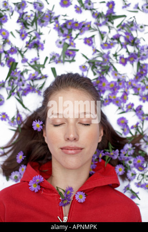 Frau umgeben von Blumen (direkt über) Stockfoto