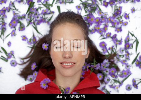 Frau umgeben von Blumen (direkt über) Stockfoto