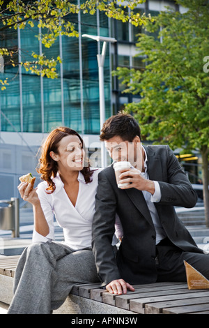 Well-Dressed Paar Mittagessen in Stockfoto