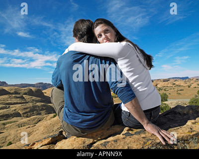 Paar sitzt auf Felsen und Anzeigen Stockfoto