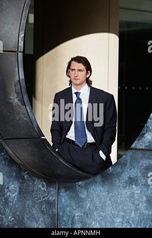 Mitte der Erwachsenen Geschäftsmann gesehen Durch das Fenster Stockfoto