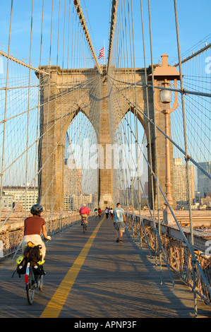 Symmetrisches Bild von der Brooklyn Bridge mit Radfahrer und Fußgänger, New York, NY, USA Stockfoto