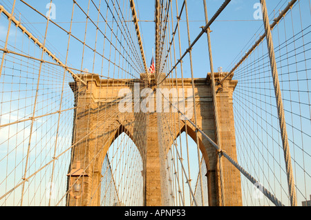 Symmetrisches Bild von der Brooklyn Bridge, New York, NY, USA Stockfoto