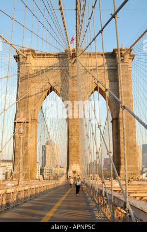 Symmetrisches Bild von der Brooklyn Bridge, New York, NY, USA Stockfoto