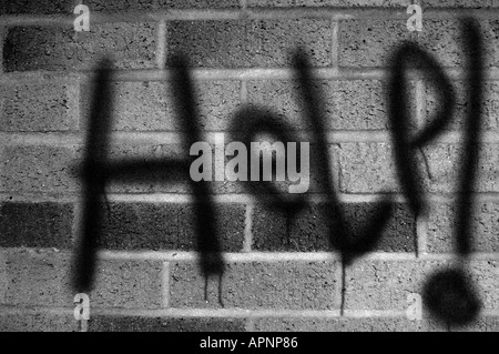 Das Wort Hilfe gekritzelt in Graffiti auf eine Mauer Stockfoto