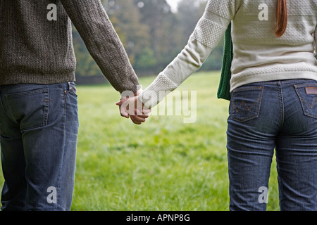 Mitte nach Paar Hände halten Stockfoto