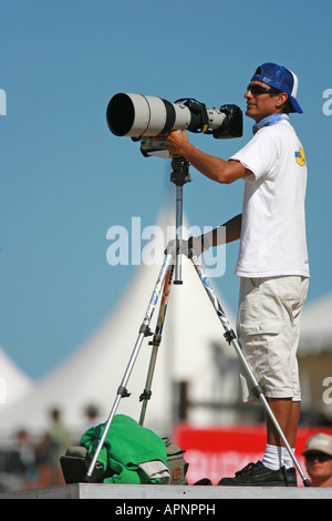 Ein Fotograf mit einem super-Teleobjektiv. Stockfoto