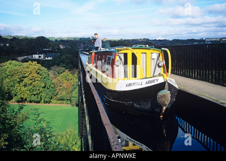 Ein Schiff fährt den Ellesmere Kanal am Poncysyllte Aquädukt hoch über dem Fluss Dee Stockfoto