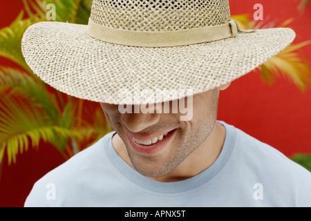 Junge Frau mit Strohhut Stockfoto